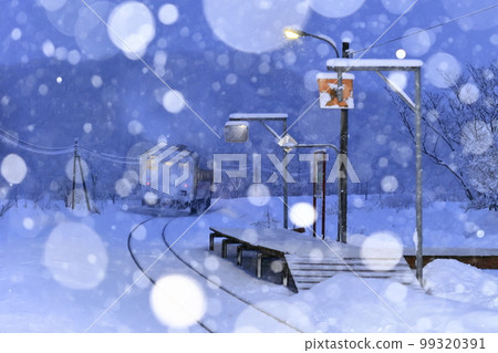 下雪的清晨，宗谷本線的努卡南站（從行駛中的火車後面拍攝） 99320391