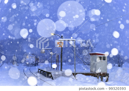 下雪的清晨，宗谷本線的努卡南站（從行駛中的火車後面拍攝） 99320393