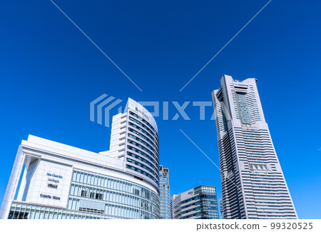日本橫濱市景櫻木町站前的人氣景點。在藍天中閃耀的橫濱地標塔等景觀 99320525