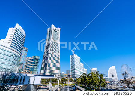 日本橫濱市景櫻木町站前的人氣景點。在藍天中閃耀的橫濱地標塔等景觀 99320529