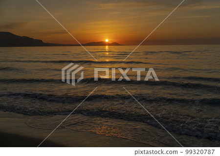 The setting sunset 99320787