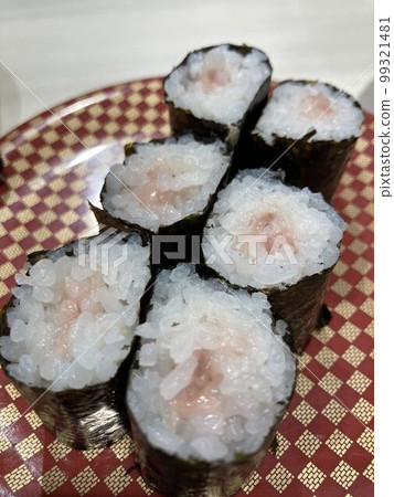 在傳送帶壽司吃的“金槍魚tataki卷” 在傳送帶壽司吃的“金槍魚tataki卷” 99321481