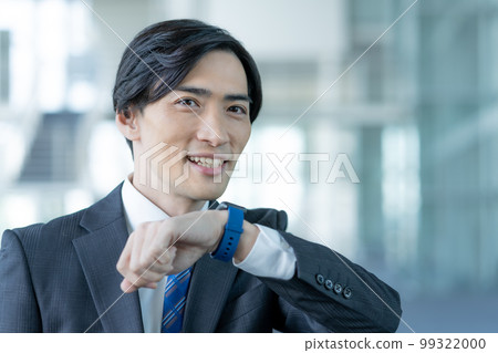 businessman talking to smartwatch 99322000