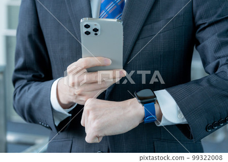 看智能手錶的年輕商人的手 99322008