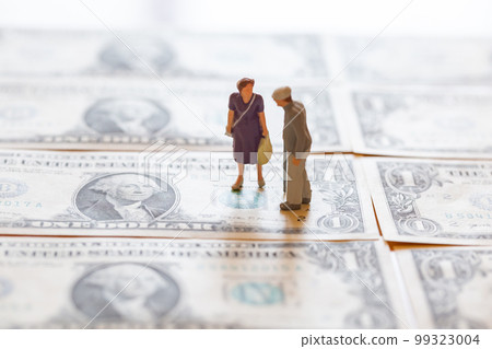 老夫婦和美元鈔票退休後的貨幣形象 老夫婦和美元鈔票退休後的貨幣形象 99323004