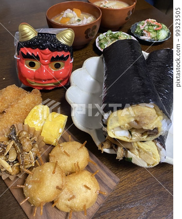 Setsubun beans and Ehomaki setsubun dishes lined up on the table 99323505