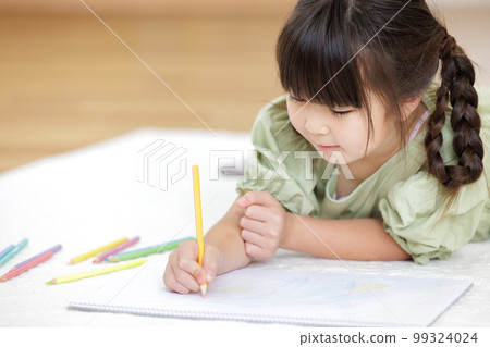孩子在畫紙上畫畫 孩子在畫紙上畫畫 99324024