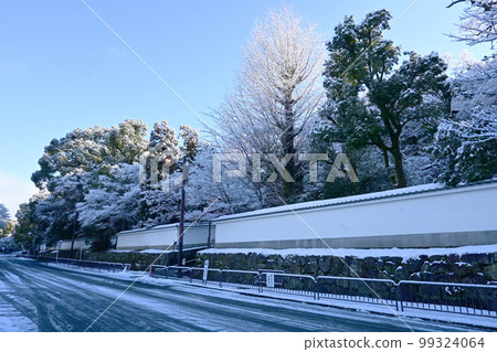 Snow scene of Jingumichi, Higashiyama Ward, Kyoto City Snow scene of Jingumichi, Higashiyama Ward, Kyoto City 99324064