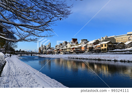 多雪的早晨的京都市鴨川四條大橋北部冬天風景 99324111