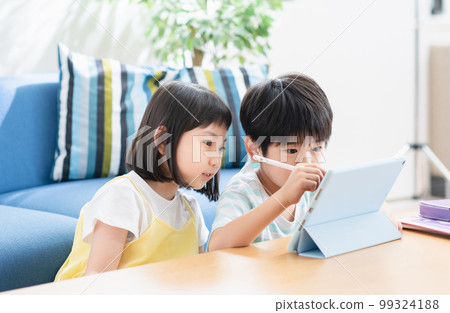 在平板電腦上學習的小學生 在平板電腦上學習的小學生 99324188