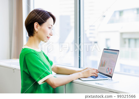 在辦公室使用個人計算機的女商人 99325566