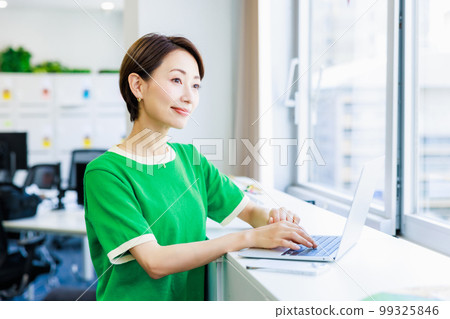 在辦公室使用個人計算機的女商人 99325846