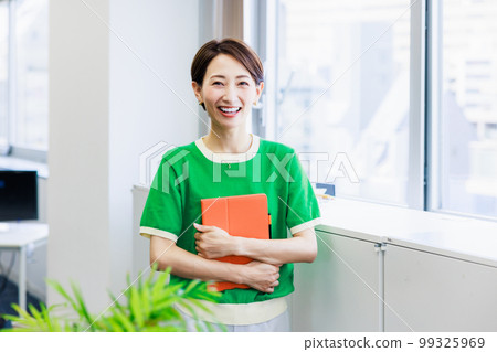 站在辦公室的職業女性 99325969