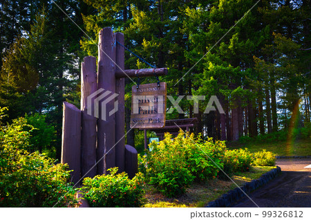 Welcome sign at the entrance to Silver Falls State Park in Oregon 99326812