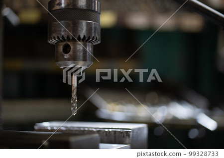 使用攻絲鑽孔機進行螺紋加工 使用攻絲鑽孔機進行螺紋加工 99328733