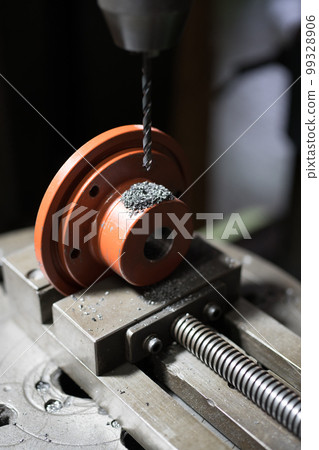 用鑽孔機鑽孔 99328906