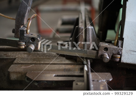 cutting material with band saw 99329129