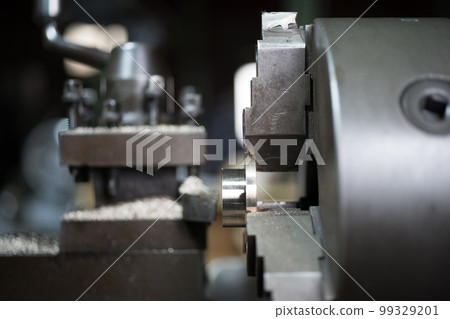 用車床加工零件 99329201