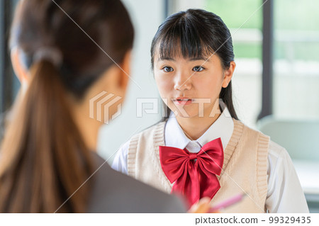 Junior high school girls to interview 99329435