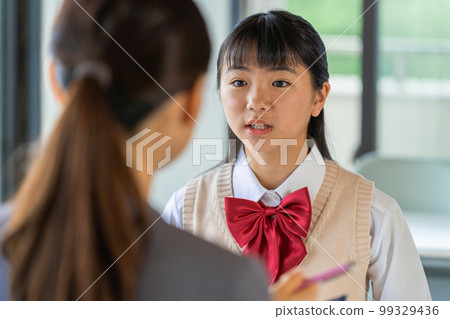 Junior high school girls to interview Junior high school girls to interview 99329436