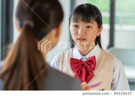 Junior high school girls to interview Junior high school girls to interview 99329437