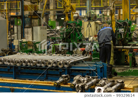 Cardan shafts and gimbal transmissions moving on conveyor Cardan shafts and gimbal transmissions moving on conveyor 99329614