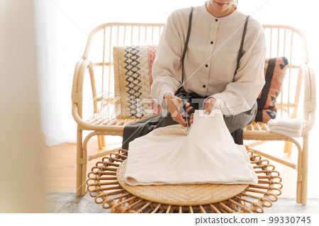 一名婦女重複使用舊毛巾的照片 一名婦女重複使用舊毛巾的照片 99330745