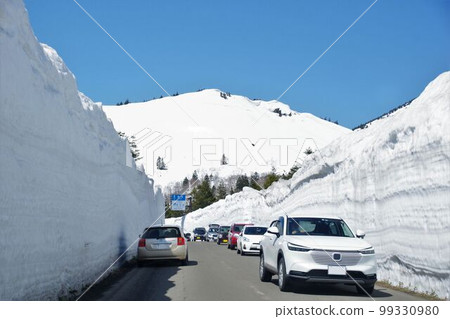 八甲田十和田金線雪走廊在笠松關附近的春天 八甲田十和田金線雪走廊在笠松關附近的春天 99330980