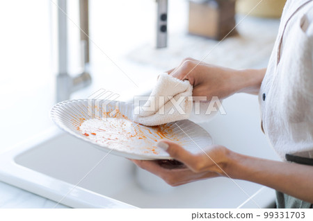 擦去油漬的照片 99331703