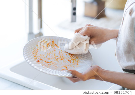 Photo of wiping off oil stains on dishes Photo of wiping off oil stains on dishes 99331704
