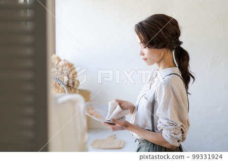 Photo of wiping off oil stains on dishes 99331924