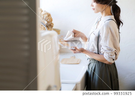 Photo of wiping off oil stains on dishes 99331925