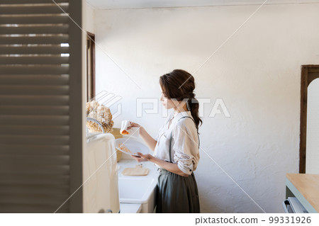 Photo of wiping off oil stains on dishes 99331926