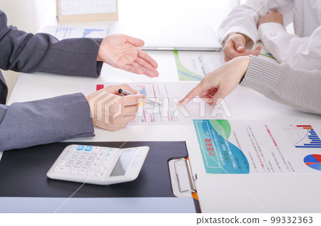 考慮保險的一對夫婦 99332363