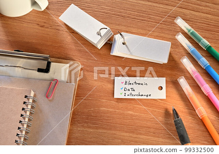 一張書桌,上面寫著電子數據交換 一張書桌,上面寫著電子數據交換 99332500