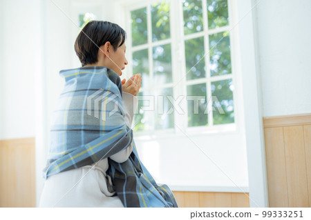 The woman in the bedroom　 99333251