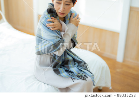 The woman in the bedroom The woman in the bedroom 99333258