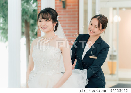 Wedding planners, bridal attendants, and bridesmaids who guide the wedding hall (wedding) 99333462