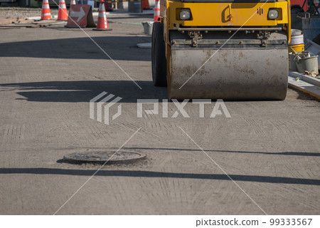 道路建設工作和振動壓路機 99333567
