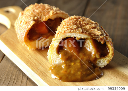 咖哩麵包在砧板上切成兩半，麵糊流出 99334009