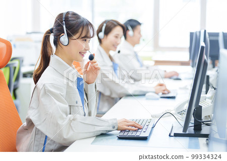 operator in work clothes operator in work clothes 99334324