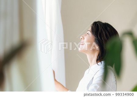 開窗簾的中年女人 99334900