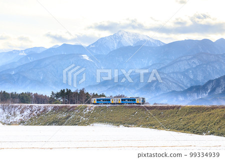 “山梨縣”冬季小見線 大彎道行駛的列車 北斗市小淵澤 99334939