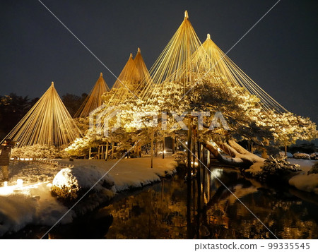 雪中的兼六園點亮了 99335545