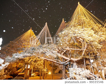 Kenrokuen in the snow lit up 99335546