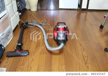 A vacuum cleaner that has not been put away after use 99335547