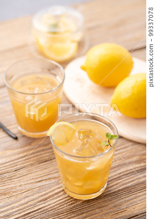 Lemon juice (100% fruit juice) 99337078