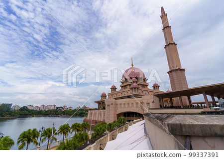 粉紅清真寺 (Masjid Putra) 和馬來西亞的藍天 99337391