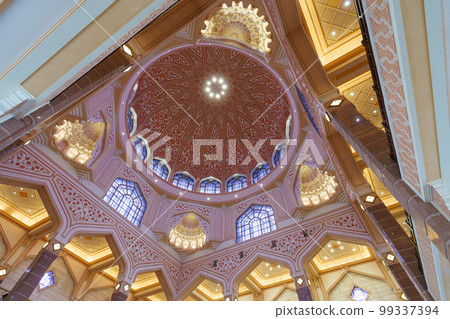 馬來西亞粉紅清真寺 (Masjid Putra) 的禮拜堂內 99337394
