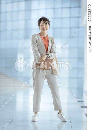 Business woman portrait in her 30s 99338240